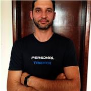 Atuo em salas de musculação e ao ar livre